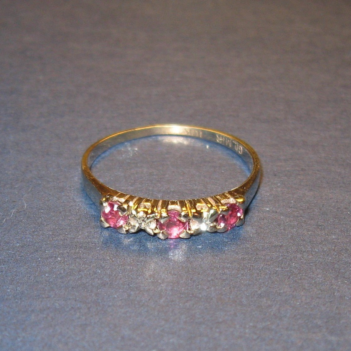 10k y Gold Ring with synthetic red stones  ~ size 6.25 - Previously Loved