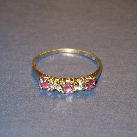 10k y Gold Ring with synthetic red stones  ~ size 6.25 - Previously Loved