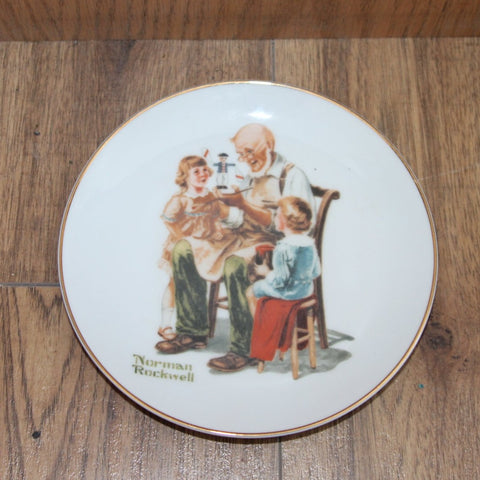 1986 MUSEUM COLLECTIONS INC COLLECTOR PLATE THE TOY MAKER